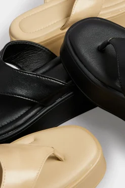 Pixiegirl Pixiegirl Black Flatform Flip Flops In Standard Fit